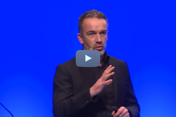 Érosion infiltration au service de l'incisive centrale